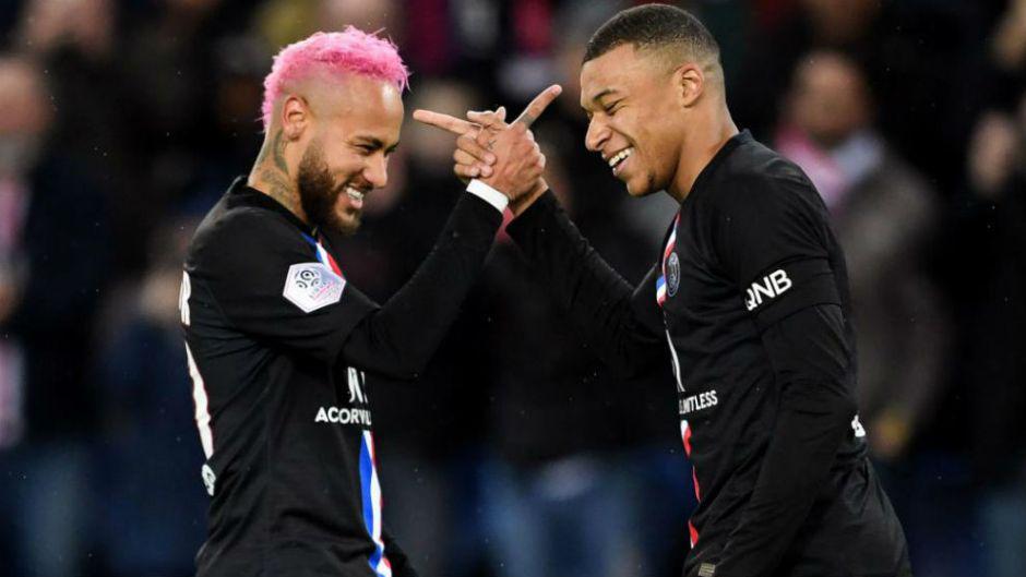 Neymar celebra un gol con Mbappé. (Foto: AP)