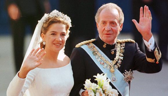 La infanta Cristina de Espa&ntilde;a es acompa&ntilde;ada por su padre el rey Juan Carlos el d&iacute;a de su boda con I&ntilde;aki Urdangarin, en 1997. (AFP)
