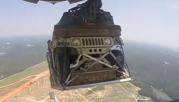 Ejército de EE.UU. lanza vehículos en paracaídas [VIDEO]