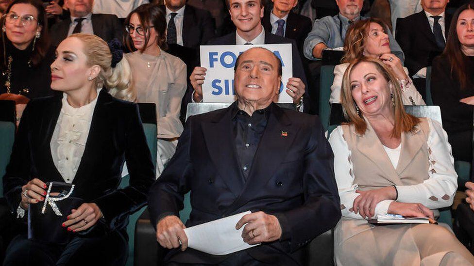 Marta Fascina (left) is a deputy from Berlusconi's party, which plays an important role in Giorgia Meloni's (right) coalition.  / GETTY IMAGES.
