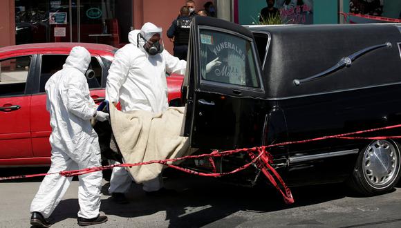 Los trabajadores de una funeraria se llevan el cuerpo de un hombre que murió con los síntomas del coronavirus en Ciudad Juarez, en México. Foto: REUTERS/Jose Luis Gonzalez