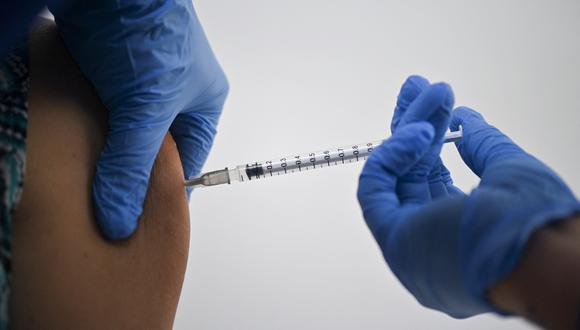 A health worker receives a dose of the Pfizer-BioNTech vaccine against COVID-19 at the Versalles Clinic, in Cali, Colombia, amid the novel coronavirus pandemic on February 19, 2021. (Photo by Luis ROBAYO / AFP)