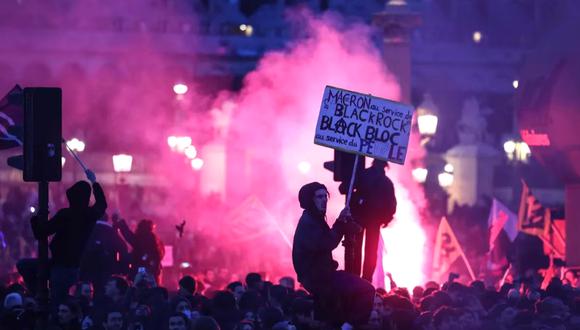 Protestas contra el decreto de Macron en la Place de la Concorde, París. (THOMAS SAMSON - AFP).