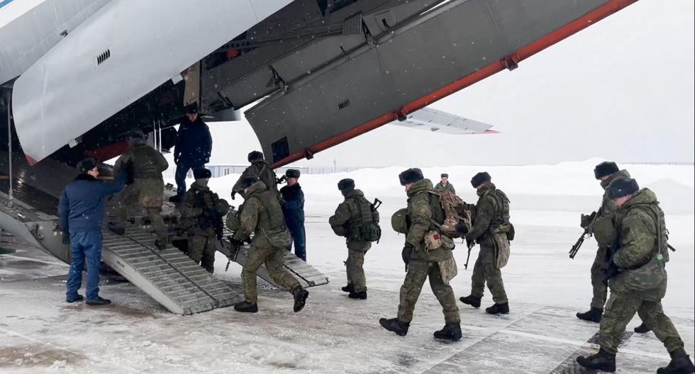 Paracaidistas rusos abordan un avión de carga militar para partir hacia Kazajistán como fuerza de mantenimiento de la paz. (HANDOUT / RUSSIAN DEFENCE MINISTRY / AFP).