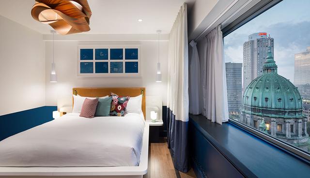La suite cuenta con una segunda habitación desde donde se tiene una increíble vista de Monreal. Aquí, sobresale la combinación de blanco y azul. (Foto: Sid Lee Architecture)