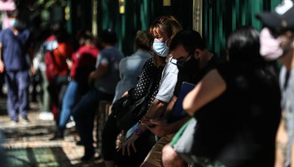 Cientos de personas hacen fila frente a un hospital para realizarse pruebas de covid-19 en Buenos Aires. (Foto: EFE/Juan Ignacio Roncoroni).