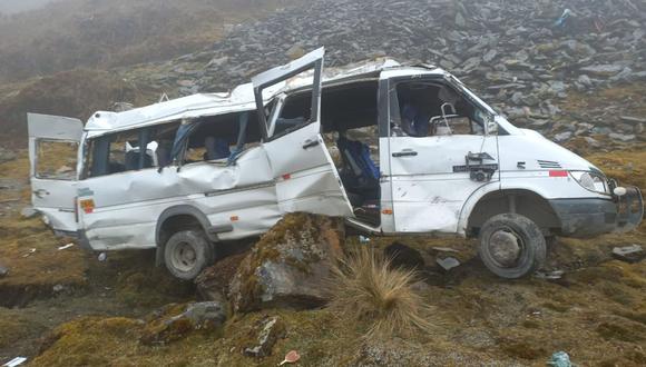 La minivan cayó a un abismo de más de 100 metros en el sector conocido como Abra Málaga, en la ruta Cusco-Quillabamba | Foto: Comisaría PNP Huyro