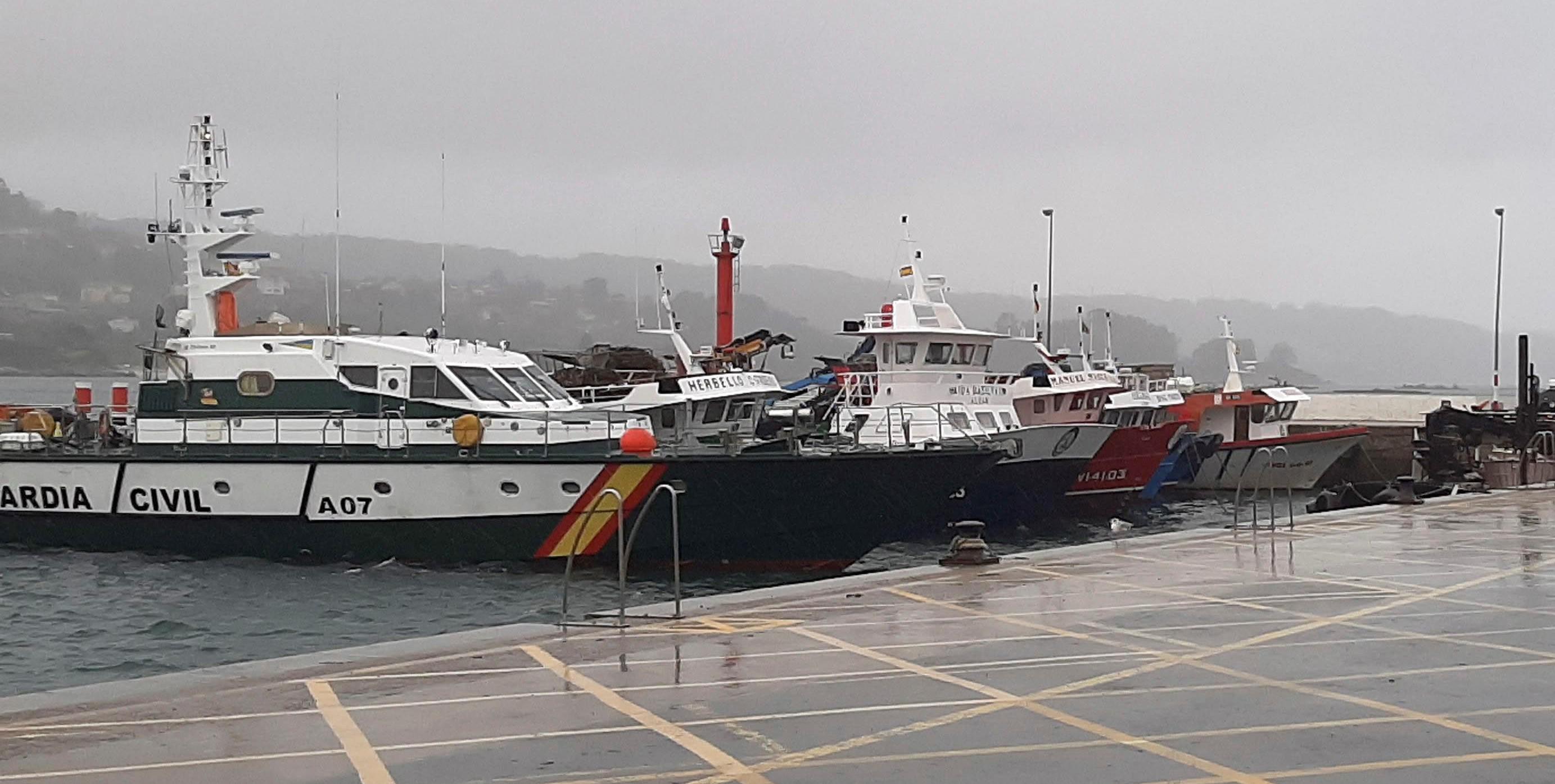 Vista general del puerto del Aldán, en el municipio pontevedrés de Cangas de Morrazo, en cuyo litoral la Guardia Civil ha interceptado un submarino cargado con unos 3.000 kilos de cocaína de gran pureza. (Foto: EFE)