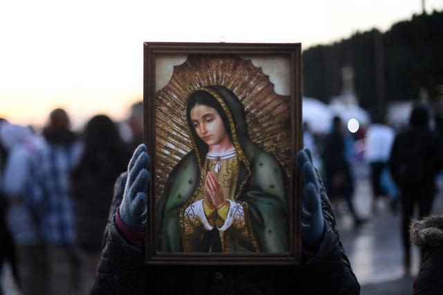 Un fiel católico sostiene una imagen de la Virgen de Guadalupe, patrona de México, en la Ciudad de México el 12 de diciembre de 2017. - Millones de peregrinos visitan la Basílica de Guadalupe de la Ciudad de México para honrar a la santa patrona del país. (Foto: Pedro PARDO / AFP)