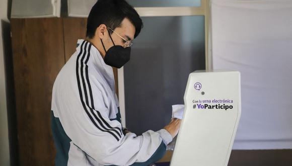 En la foto, un hombre vota en una urna electrónica en un colegio electoral durante las elecciones locales en Pachuca, estado de Hidalgo, México, el 18 de octubre de 2020, en medio de la pandemia de COVID-19. (Foto: Blanca Gutierrez/ AFP)