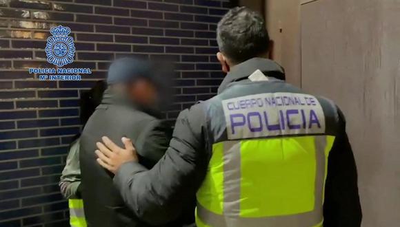 Imagen referencial muestra a dos oficiales españoles escoltando a una persona en Casteldefels. (POLICIA NACIONAL / AFP).