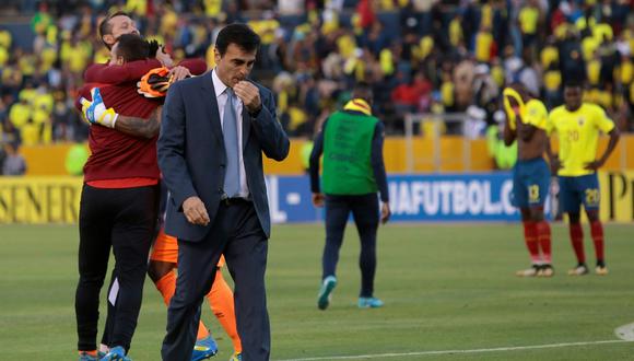 Gustavo Quinteros, técnico de Ecuador, quedó sin respaldo luego de la derrota frente a Perú en Quito. (Foto: AFP)