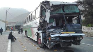 Carretera Central: seis heridos por choque de bus contra tren