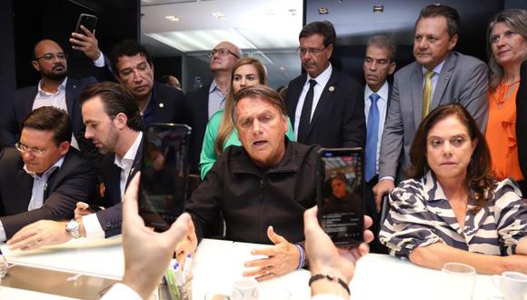 Fotografía cedida hoy por el Partido Liberal que muestra al expresidente Jair Bolsonaro (c) mientras ofrece una declaración en la sede de dicho grupo político en Brasilia (Brasil). Bolsonaro, quien volvió a Brasil este jueves tras pasar tres meses en Estados Unidos, envió un primer mensaje al Gobierno de Luiz Inácio Lula da Silva y dijo que "no va a hacer lo que quiera con el futuro de la nación" (Foto: EFE/ Partido Liberal)