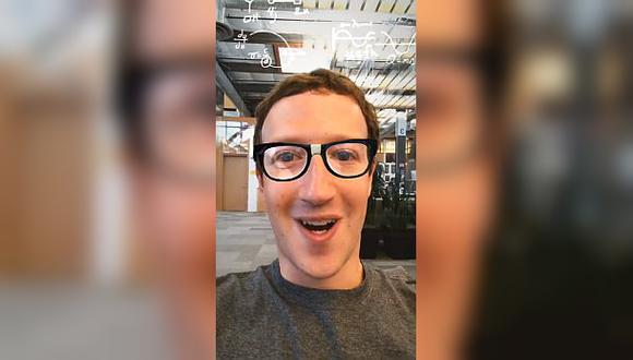 El CEO de Facebook, Mark Zuckerberg, prueba uno de los nuevos filtros faciales de Instagram Stories.