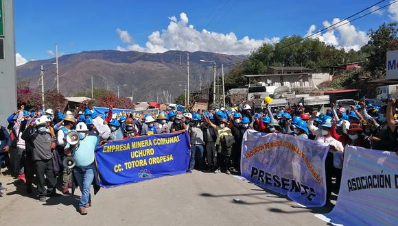 Mineros bloquearon la vía de ingreso a Abancay a la atura del kilometro 3. (Foto: Carlos Peña)
