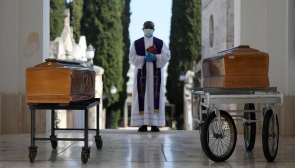 Los ataúdes de dos víctimas de coronavirus se ven durante una ceremonia de entierro en la ciudad sureña de Cisternino, Italia. (REUTERS / Alessandro Garofalo).
