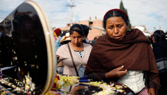 Los partidarios del ex presidente boliviano Evo Morales lloran la muerte de un hombre que protestaba contra el régimen interino de Jeanine Añez. (REUTERS / Marco Bello).