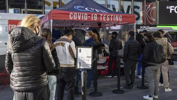 Varias personas hacen fila para que les hagan una prueba para detectar si no están contagiadas con el coronavirus en Times Square, en Nueva York. (Foto: AP /Yuki Iwamura)