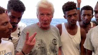 "Que se lleve a los migrantes a Hollywood": La dura disputa entre Richard Gere y Matteo Salvini