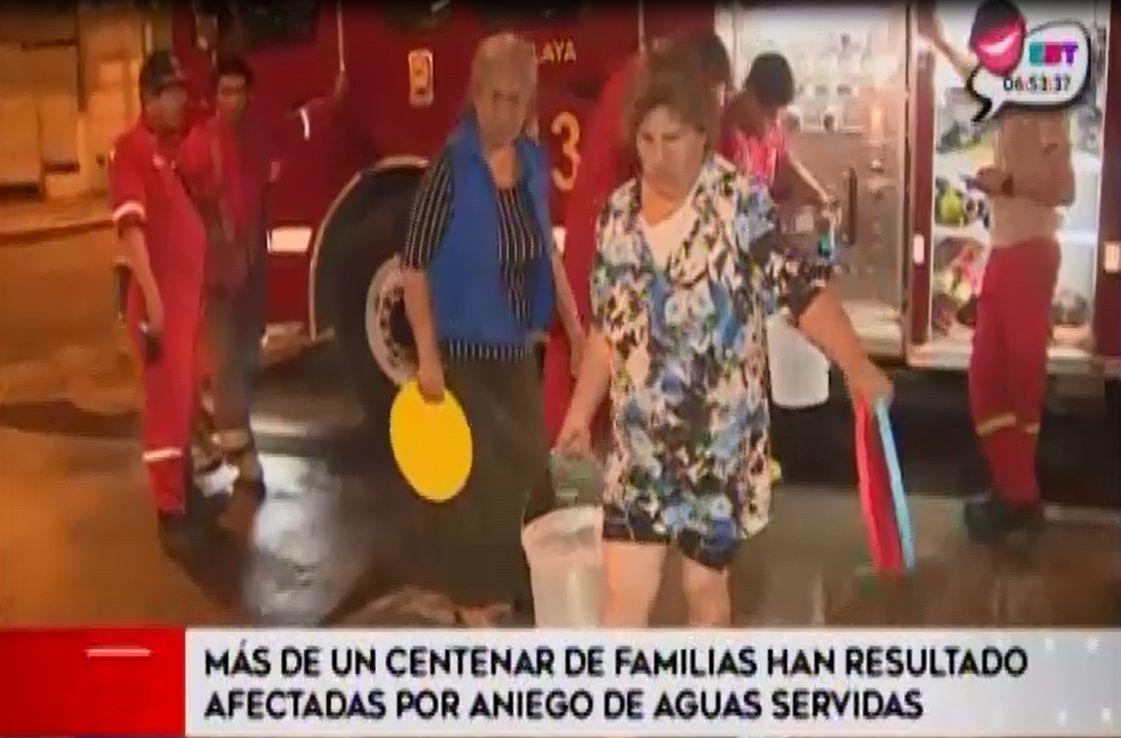 Provistos de bidones y otros objetos, vecinos de SJL se dedicaron a almacenar agua tras corte de servicio. (Captura: América Noticias)