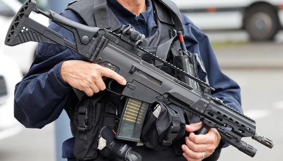 Un oficial de policía sostiene un rifle de asalto HK G36 mientras hace guardia cerca de la escuela secundaria Gambetta en Arras, noreste de Francia, el 13 de octubre de 2023. (Foto de Ludovic MARIN / AFP).