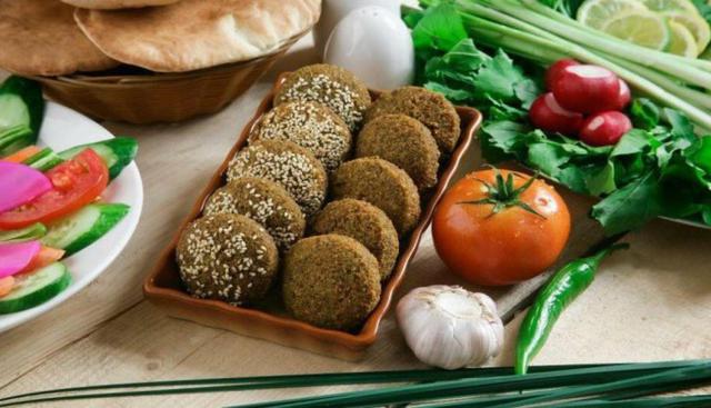 Tierra Santa. Bastante más saludable que el típico fast food. Pan arabe, carne de pollo o cordero aderezada o bocaditos a base de garbanzos. No es cara y te dejará más que satisfecha. Teléfono: 243- 0970 (Foto: FB de Tierra Santa)