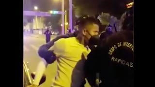 Ray Sandoval tuvo que ser contenido por la policía tras chocar su auto la noche del sábado | VIDEO