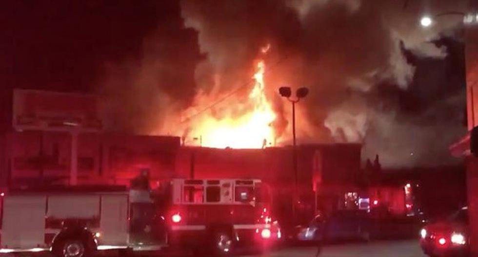 Varias personas han muerto y decenas podrían estar atrapadas a causa de un voraz incendio que se desató en una discoteca ubicada en un edificio de Oakland. (Foto: Twitter)