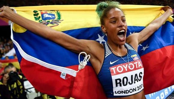 Yulimar Rojas celebró con la bandera de su país. (Foto: Reuters)