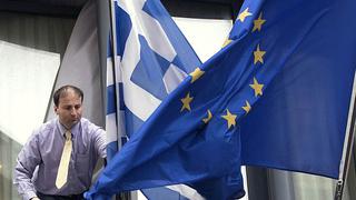 Zona euro aprueba préstamos a Grecia, crea colchón económico