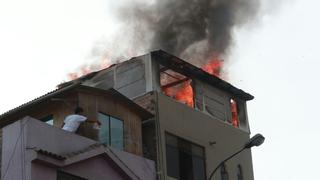 Surquillo: incendio acabó con quinto piso de vivienda [FOTOS]