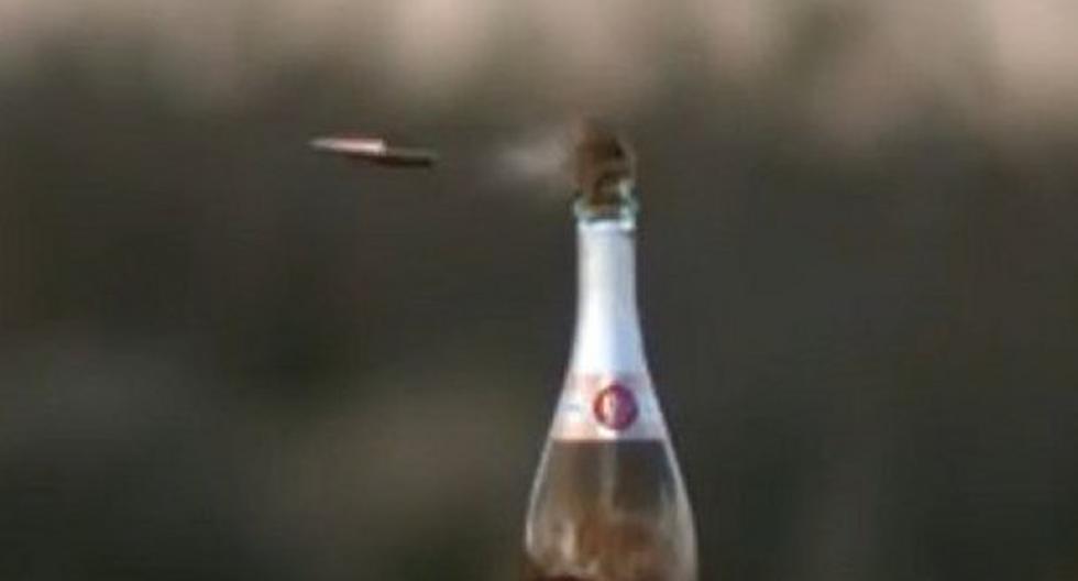 Hombre intenta abrr botella usando un rifle. (Foto: Captura)