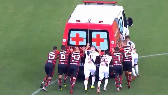 YouTube: ¡Insólito! Jugadores del Flamengo y Vasco se unieron para empujar una ambulancia | VIDEO. (Foto:Captura de pantalla)