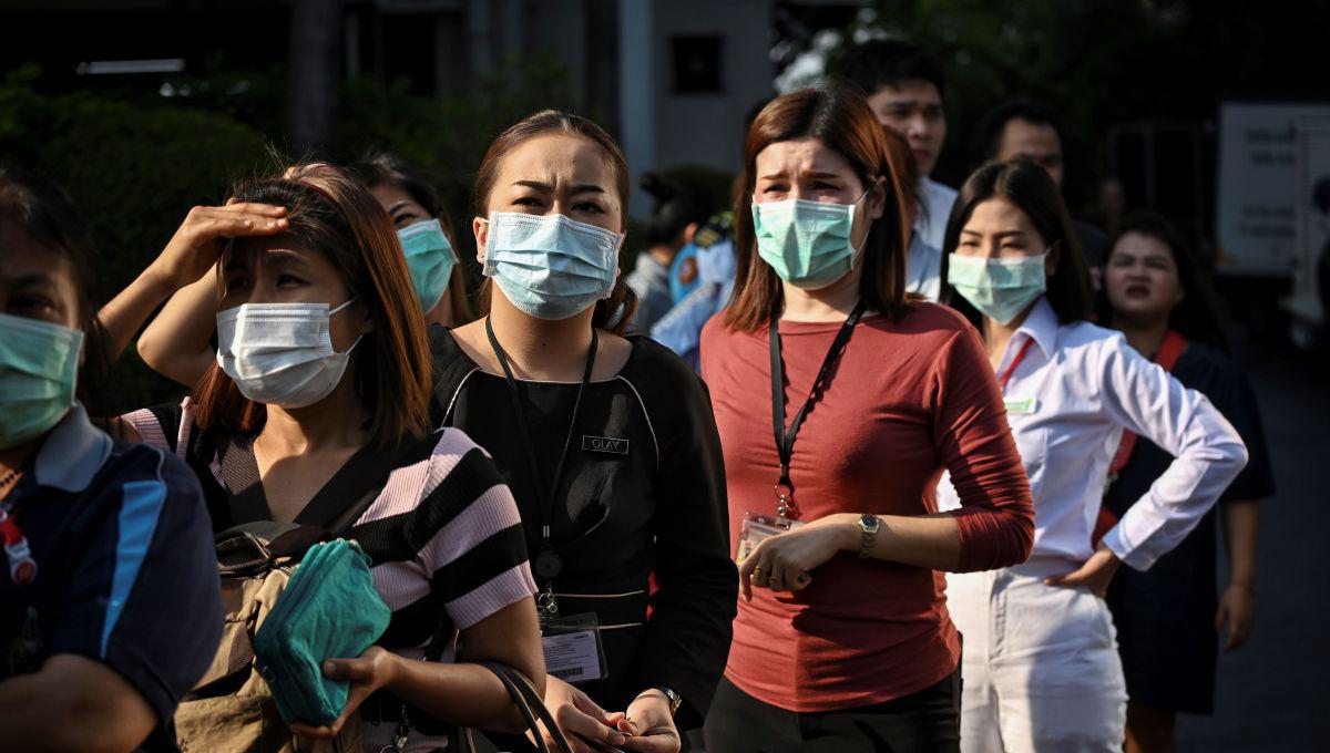 "Diario de la peste" es una columna que muestra la perspectiva del autor portugués Gonçalo Tavares en los tiempos del coronavirus. Fotografía tomada en Tailandia, país donde se ha incrementado exponencialmente el uso de mascarillas. (Foto: Lillian SUWANRUMPHA / AFP)