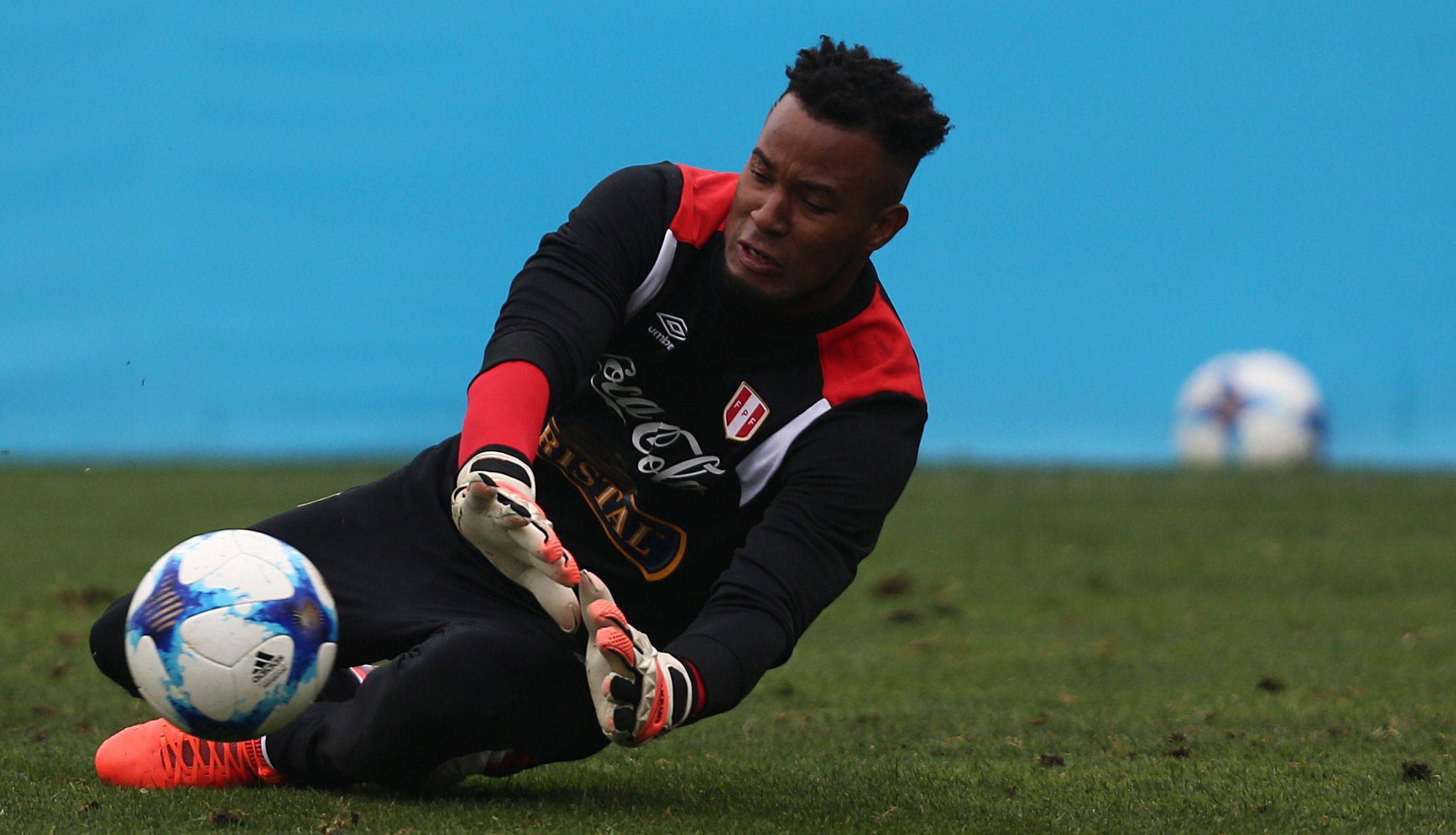 Carlos Cáceda atraviesa un momento delicado en Veracruz. Ha sido considerado como el tercer arquero del club y sus opciones de ser llamado a la selección peruana están disminuyendo. (Foto: AFP)