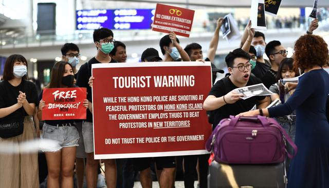 Protesta en el aeropuerto de Hong Kong para "educar" a los visitantes. (Foto: AFP)