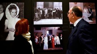 Encuentran de casualidad una foto de la boda de sus padres de hace 77 años en una exposición