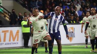 Codazos, pases de desprecio y estadio lleno: así fue el clásico de las leyendas entre la U del Puma y Alianza de Waldir