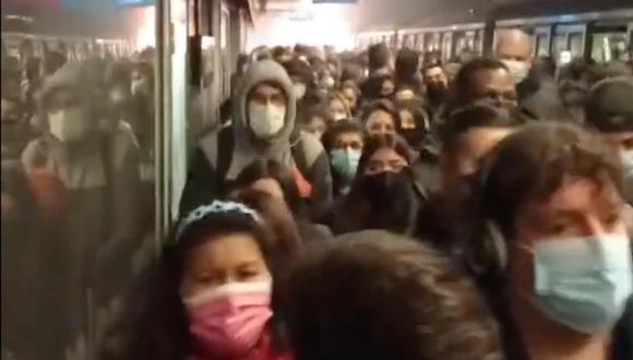 Pánico en el metro de Santiago de Chile por una explosión provocada por una falla eléctrica. (Captura de video).