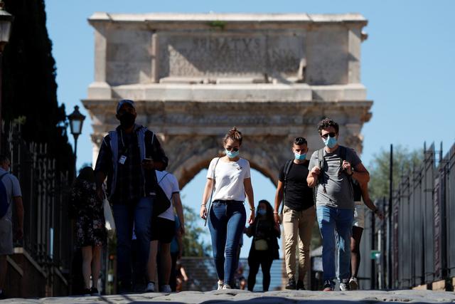 Autoridades se encuentran alertas antes las cifras de contagios del nuevo coronavirus en Europa. Imagen de personas caminando con mascarillas por Roma, Italia. (Foto: Reuters)