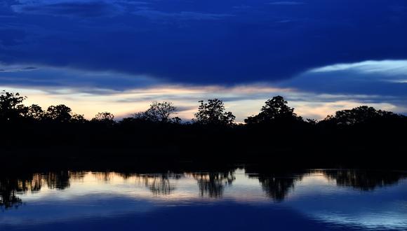 La imagen muestra el atardecer en el río Mamiraua, en la reserva Mamiraua, en la región Amazonas, Brasil. (Foto: AFP)