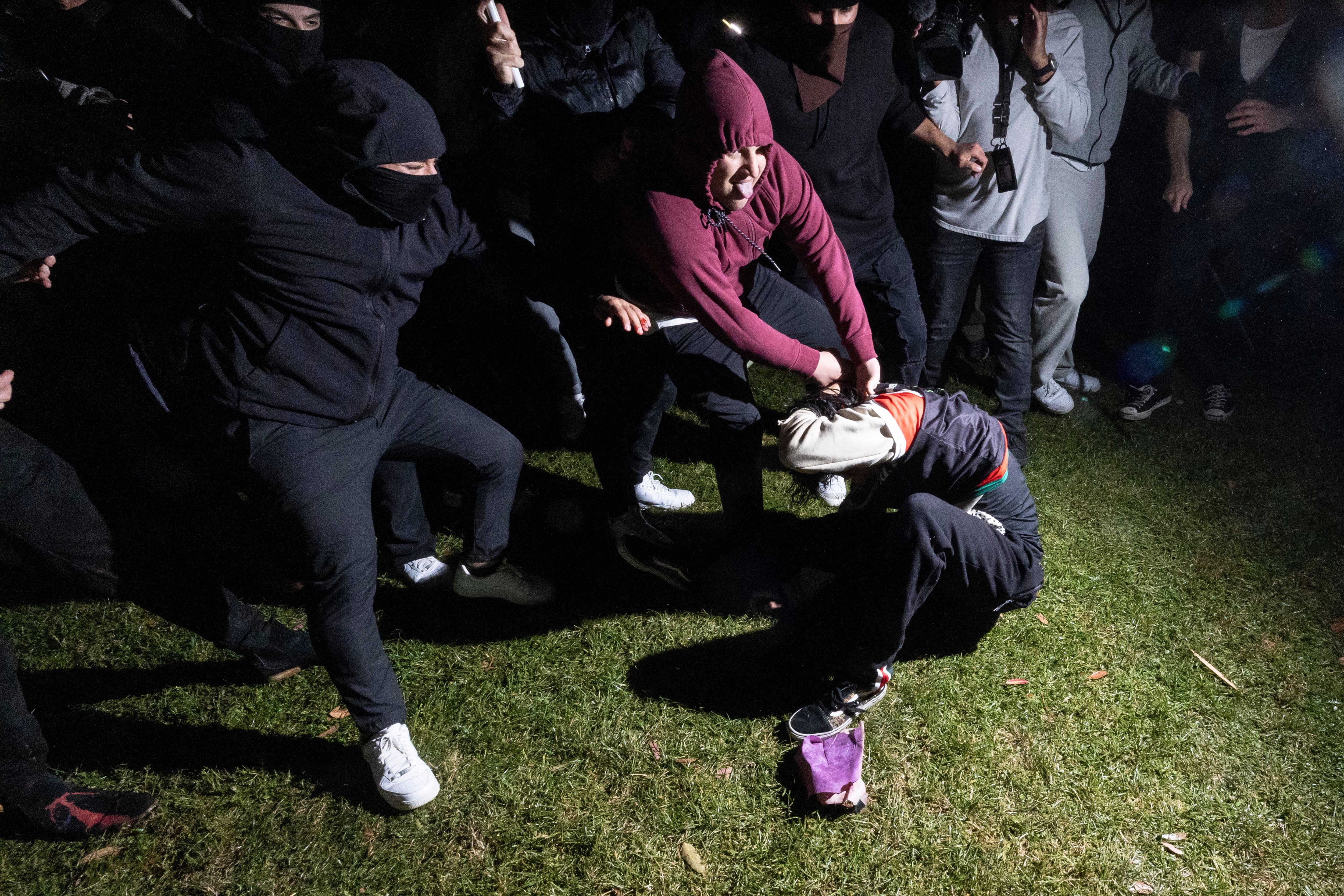 Un manifestante pro palestino es golpeado por contramanifestantes que atacan un campamento pro palestino establecido en el campus de la Universidad de California en Los Ángeles (UCLA). (Foto de ETIENNE LAURENT / AFP).