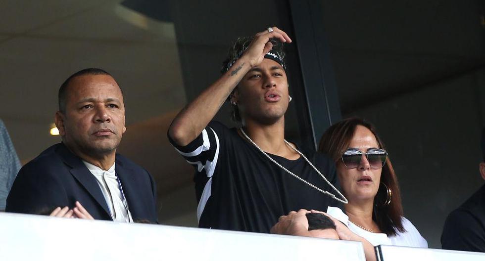 El padre de Neymar contradijo al PSG y aseguró que sabían de los compromisos institucionales. | Foto: Getty