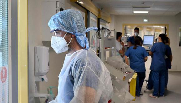 Una enfermera camina para atender a un paciente infectado con Covid-19 en la unidad de cuidados intensivos del hospital Timone, en Marsella, sur de Francia. (Foto: Nicolas TUCAT / AFP)