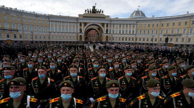 Los militares rusos participan en un ensayo para el desfile del Día de la Victoria en el centro de San Petersburgo. (Foto: AFP / OLGA MALTSEVA).