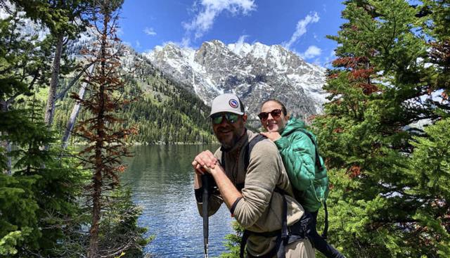 Melanie Knecht nació con espina bífida y Trevor Hahn perdió la vista debido a un glaucoma; son amigos de senderismo. (Facebook | Hiking with Sight)