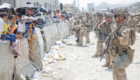 Los Marines de Estados Unidos y otras fuerzas participan en la evacuación en el Aeropuerto Internacional Hamid Karzai, Kabul, Afganistán, el 20 de agosto de 2021. (NICHOLAS GUEVARA / US MARINE CORPS / AFP).