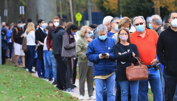 Los locales de votación abrieron hoy en el estado de Nueva York y cientos de personas se acercaron para emitir su voto anticipado. En la foto, largas colas en Plainview. (AFP)