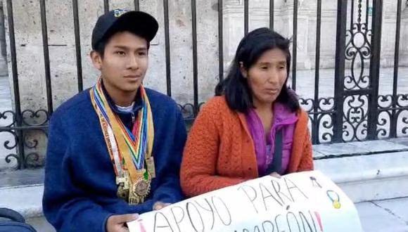 Leonardo Cahuapaza Tarapaca, de 16 años, ha participado en más de 100 torneos, logrando una gran cantidad de medallas que luce mientras vende golosinas en las calles arequipeñas.